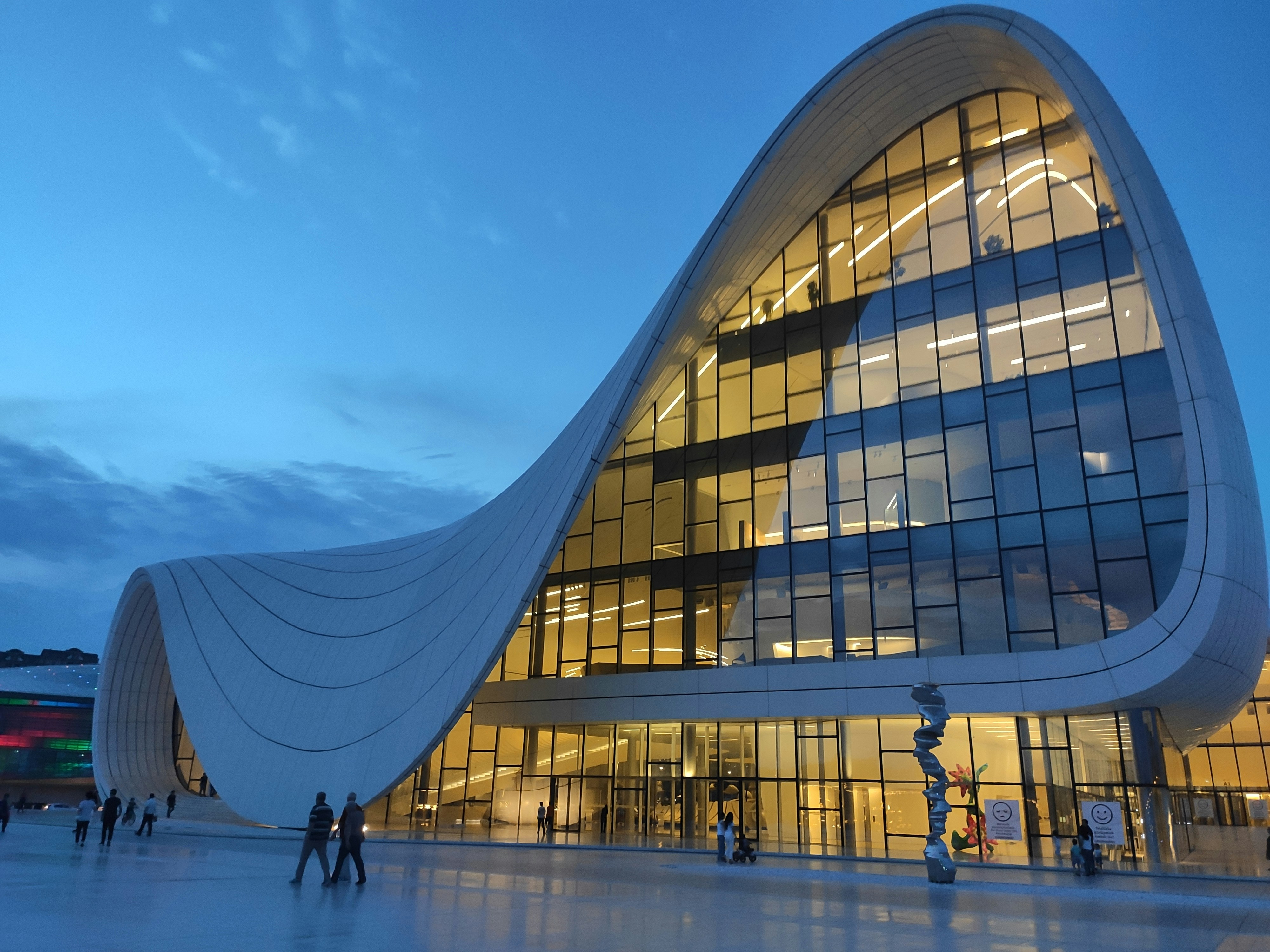 Équipement public d'envergure — programme culturel à façade fluide illuminé de nuit