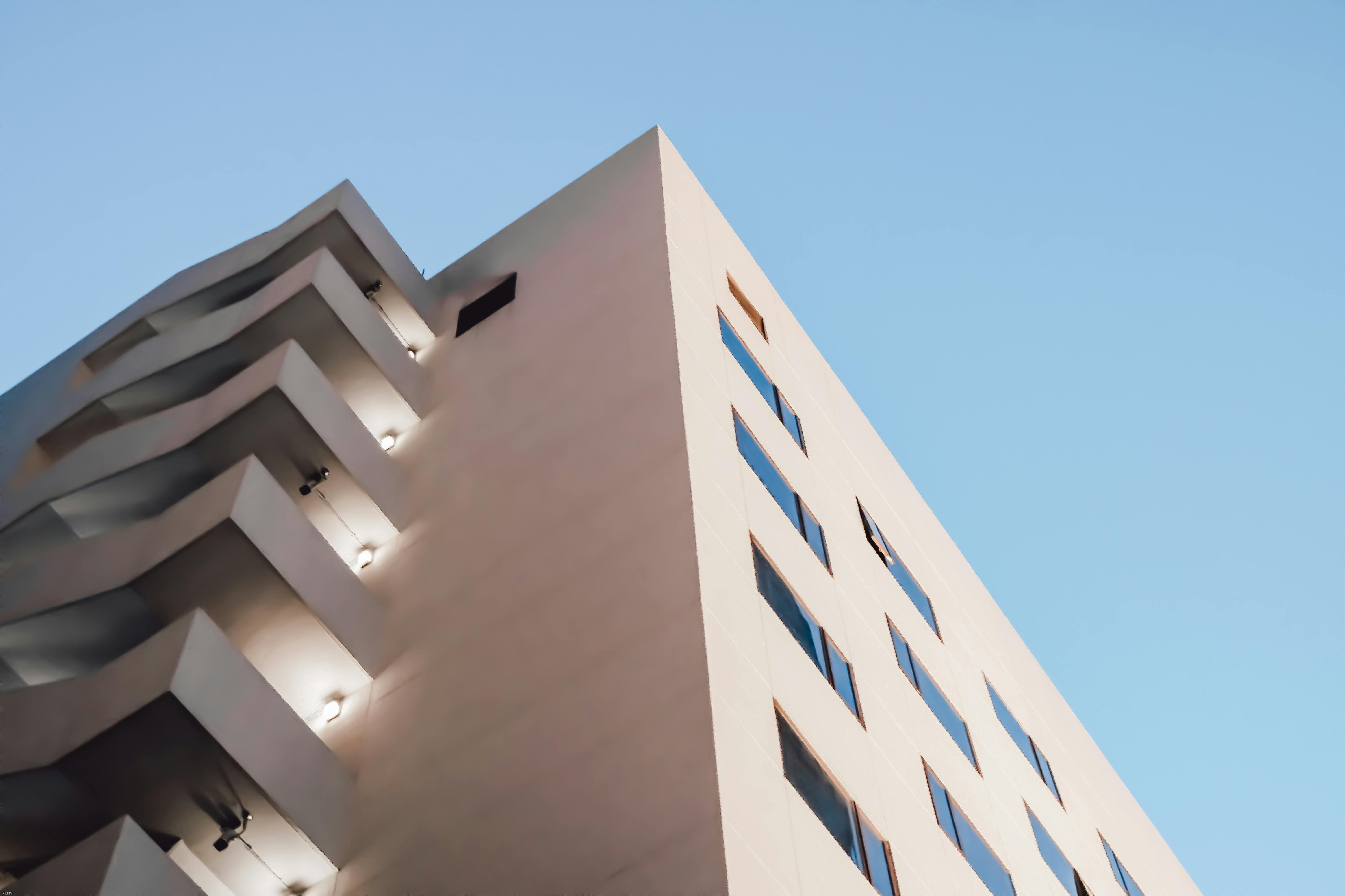Angle de bâtiment moderne — composition géométrique aux ombres marquées