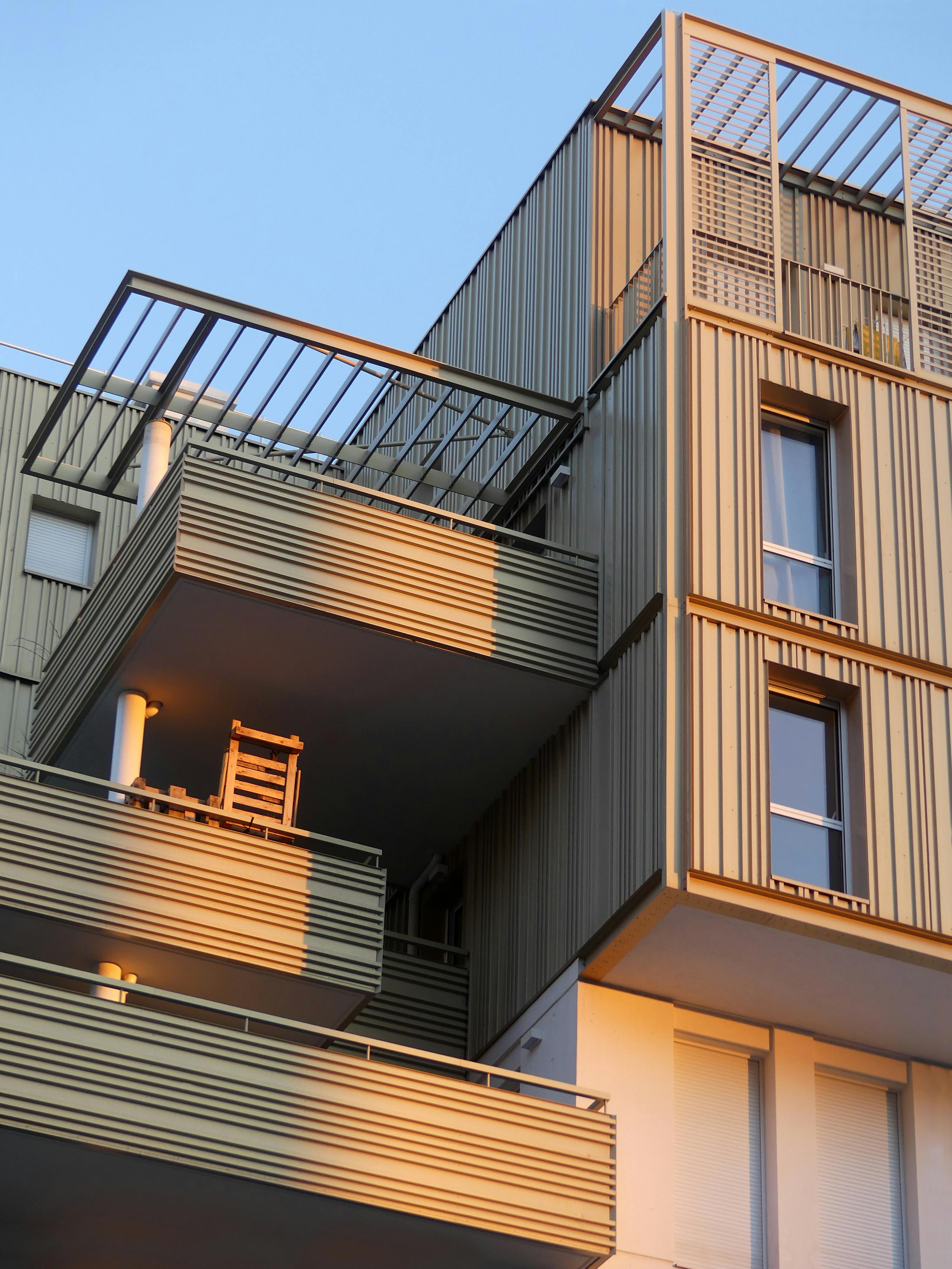 Architecture résidentielle contemporaine — balcons en bois en lumière dorée