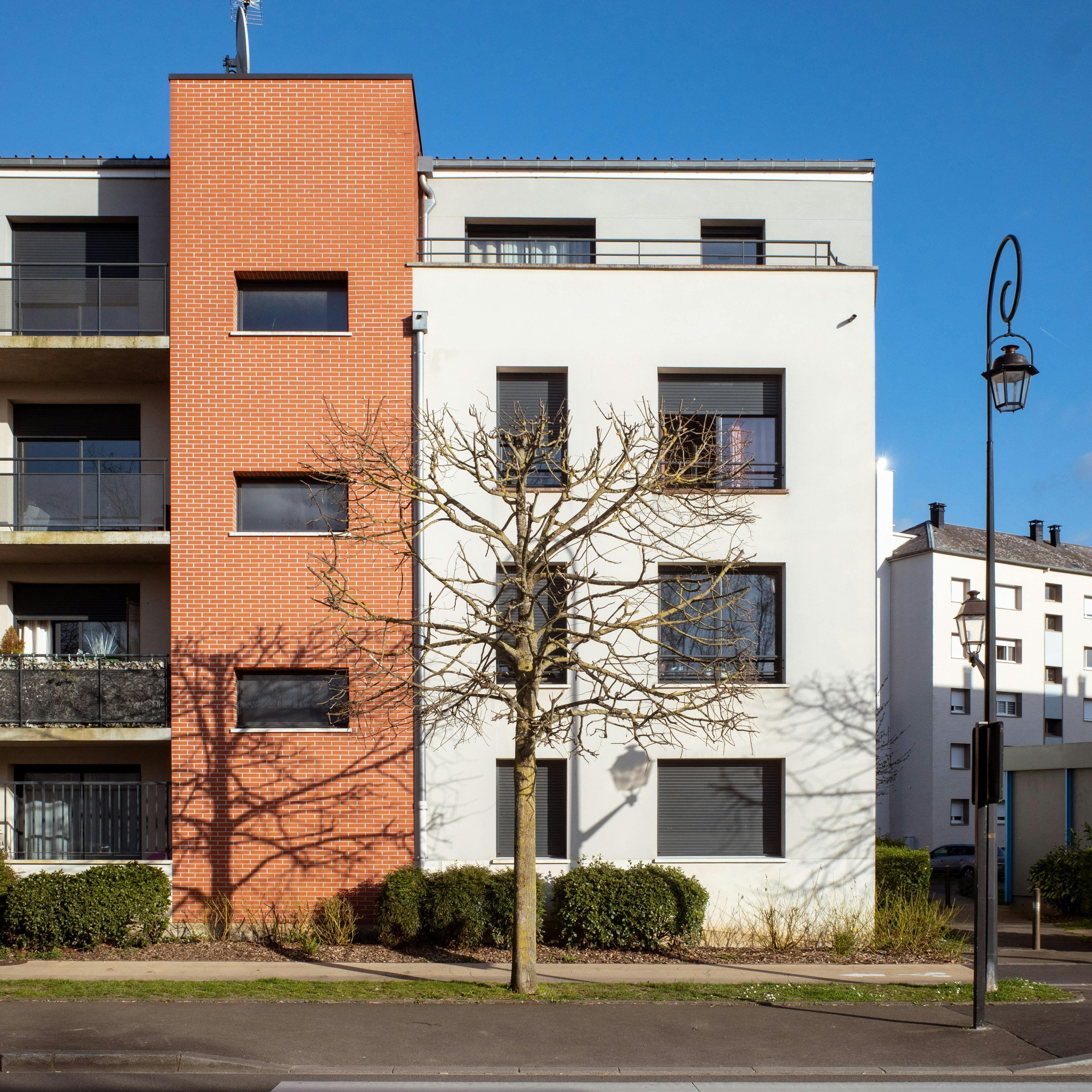 Architecture résidentielle haut de gamme — maison contemporaine en brique et enduit blanc
