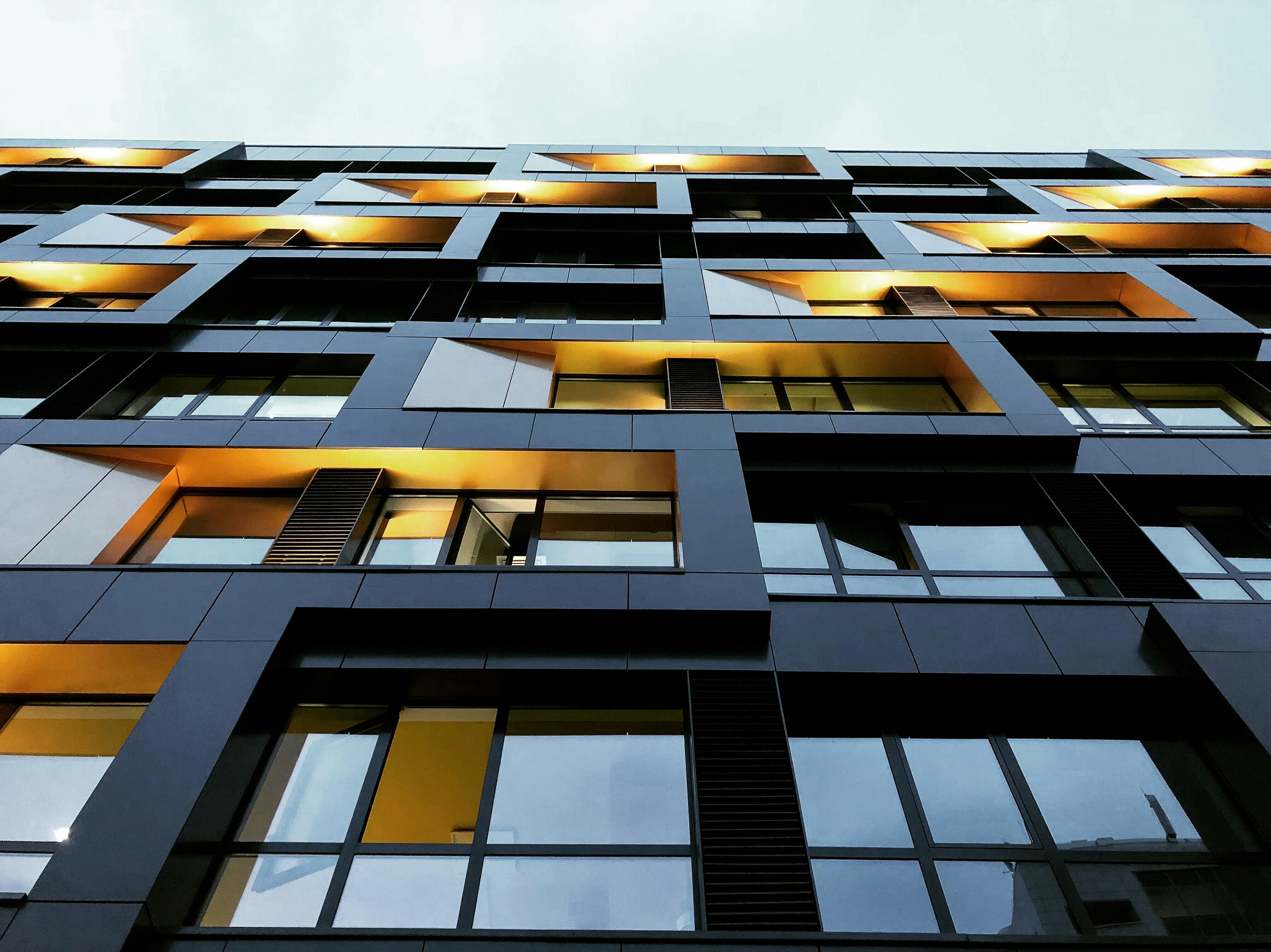 Détail de façade institutionnelle — loggias lumineuses rythmées