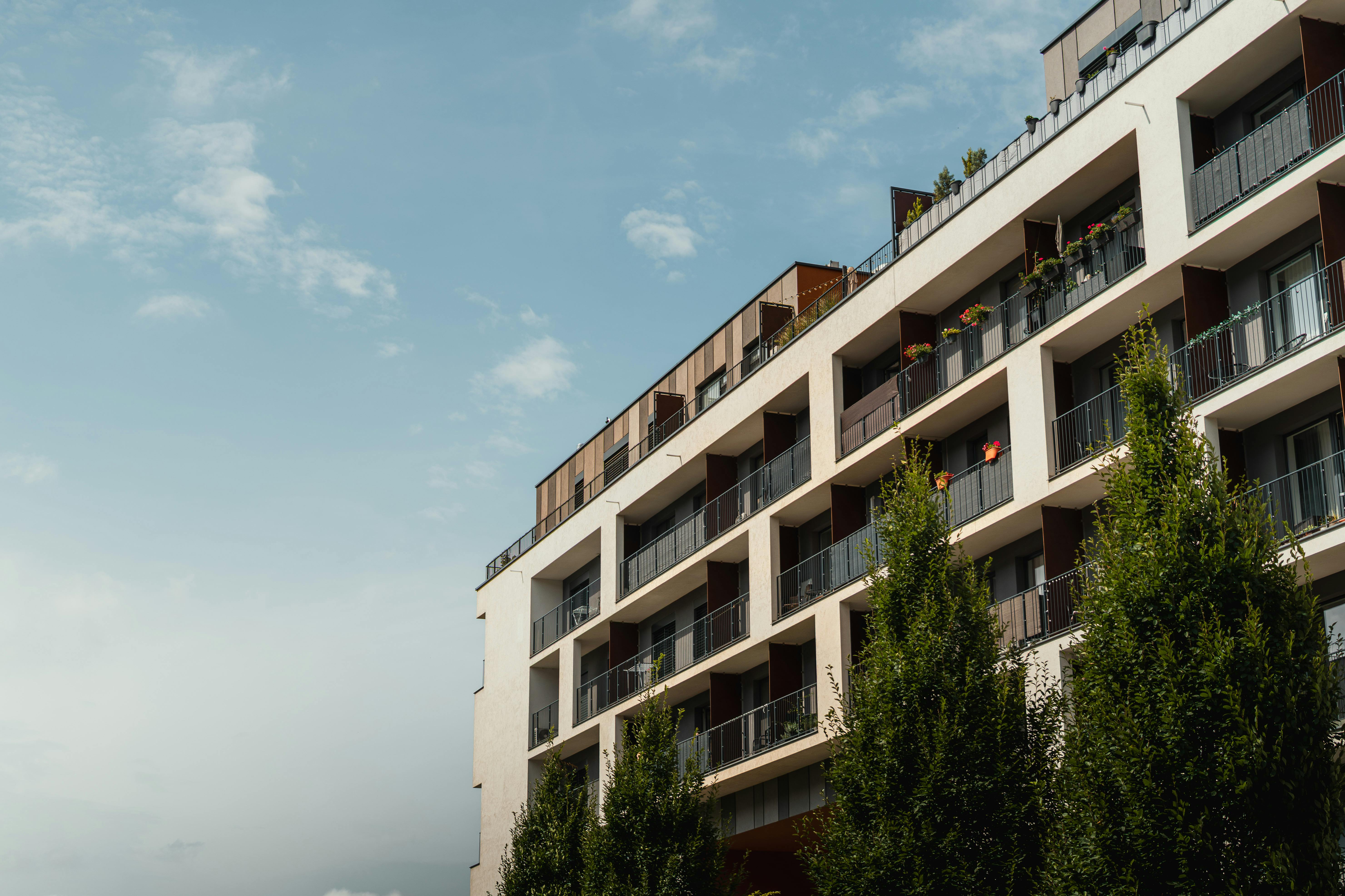 Architecture contemporaine signature — immeuble résidentiel élégant en lumière douce