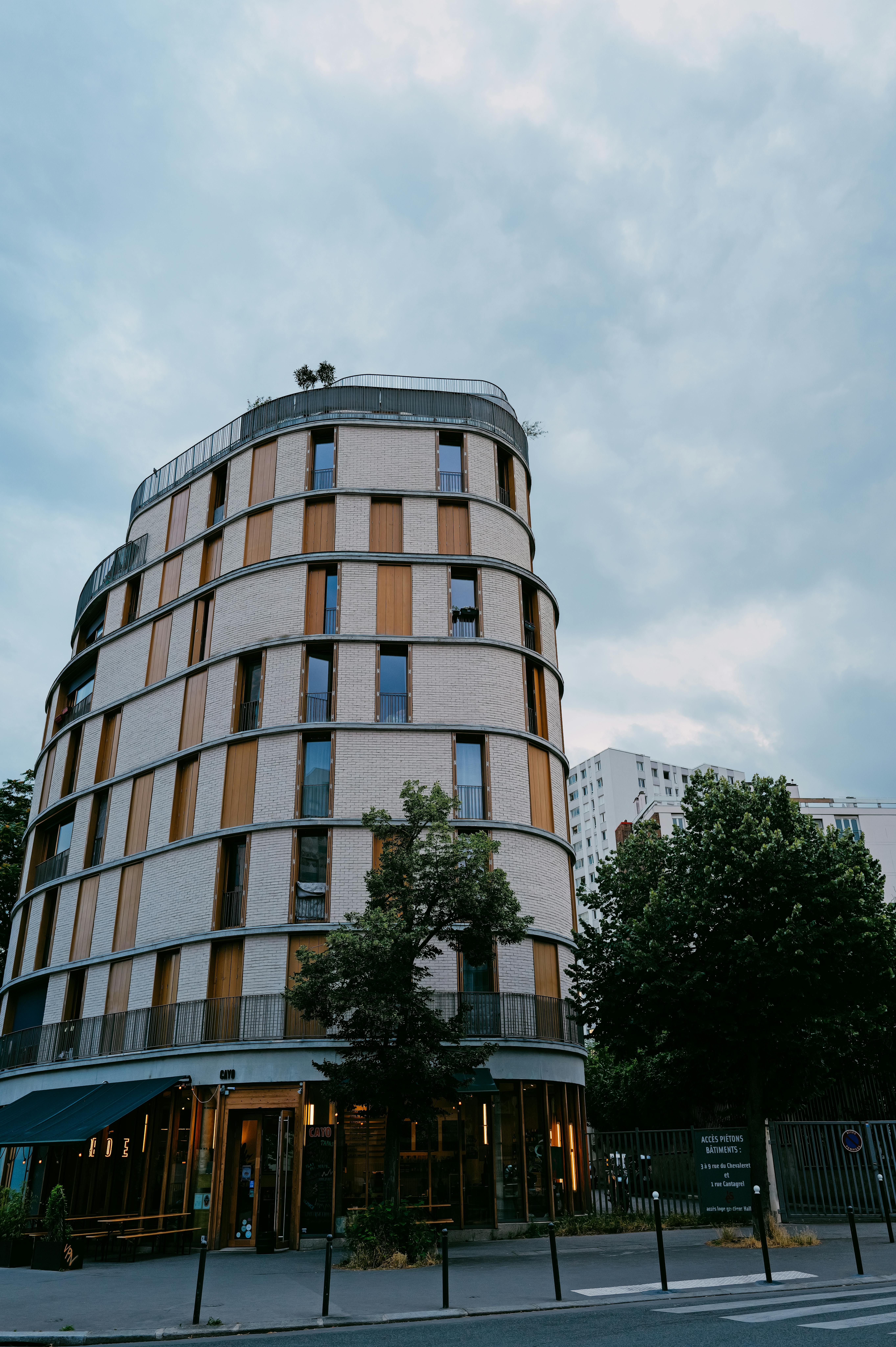 Résidence privée signature — bâtiment contemporain en arrondi, façade brique et bois