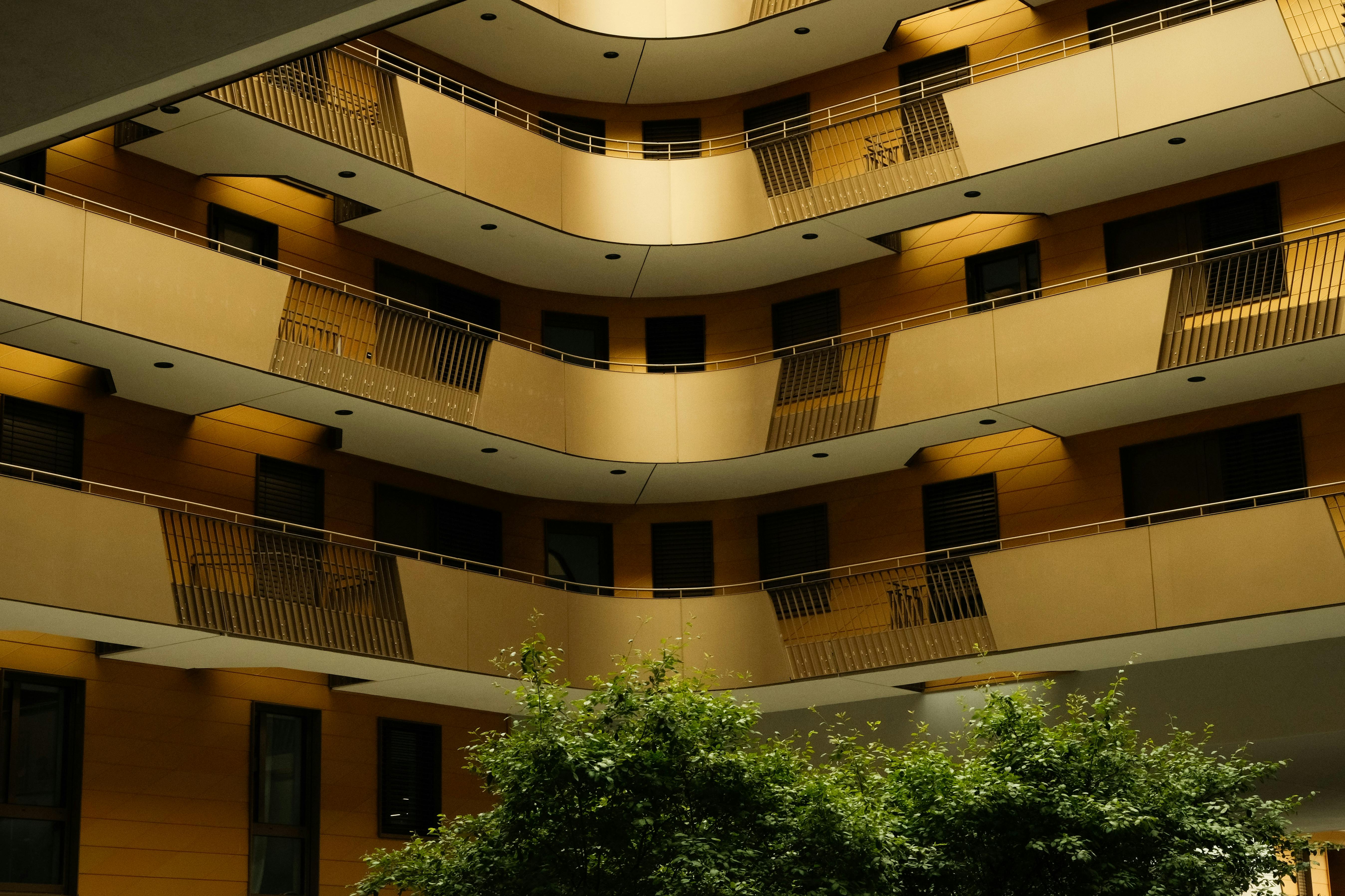 Architecture résidentielle haut de gamme — cour intérieure en courbe baignée d'une lumière chaude