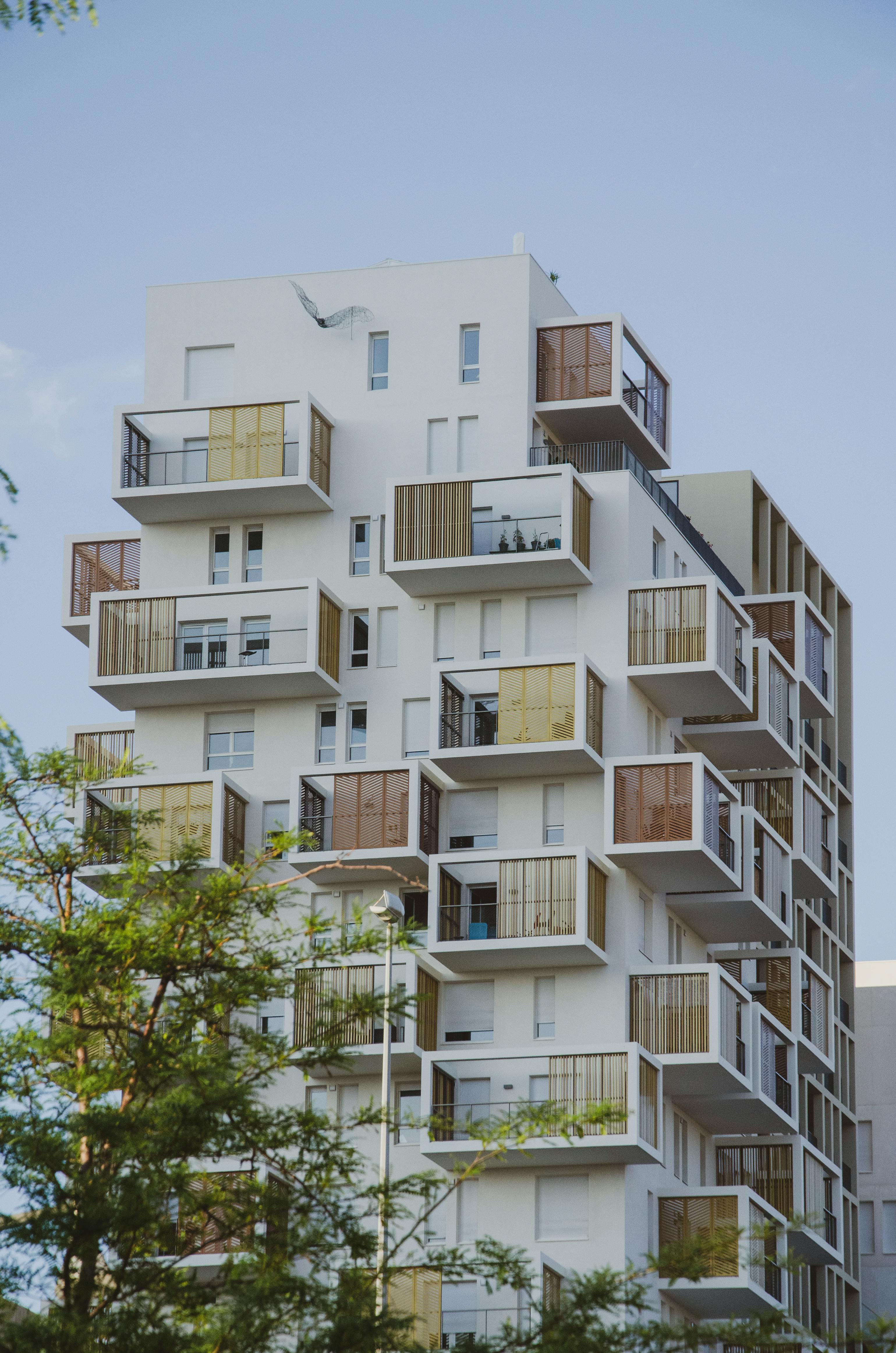 Résidence contemporaine — immeuble aux balcons bois rythmant la façade blanche