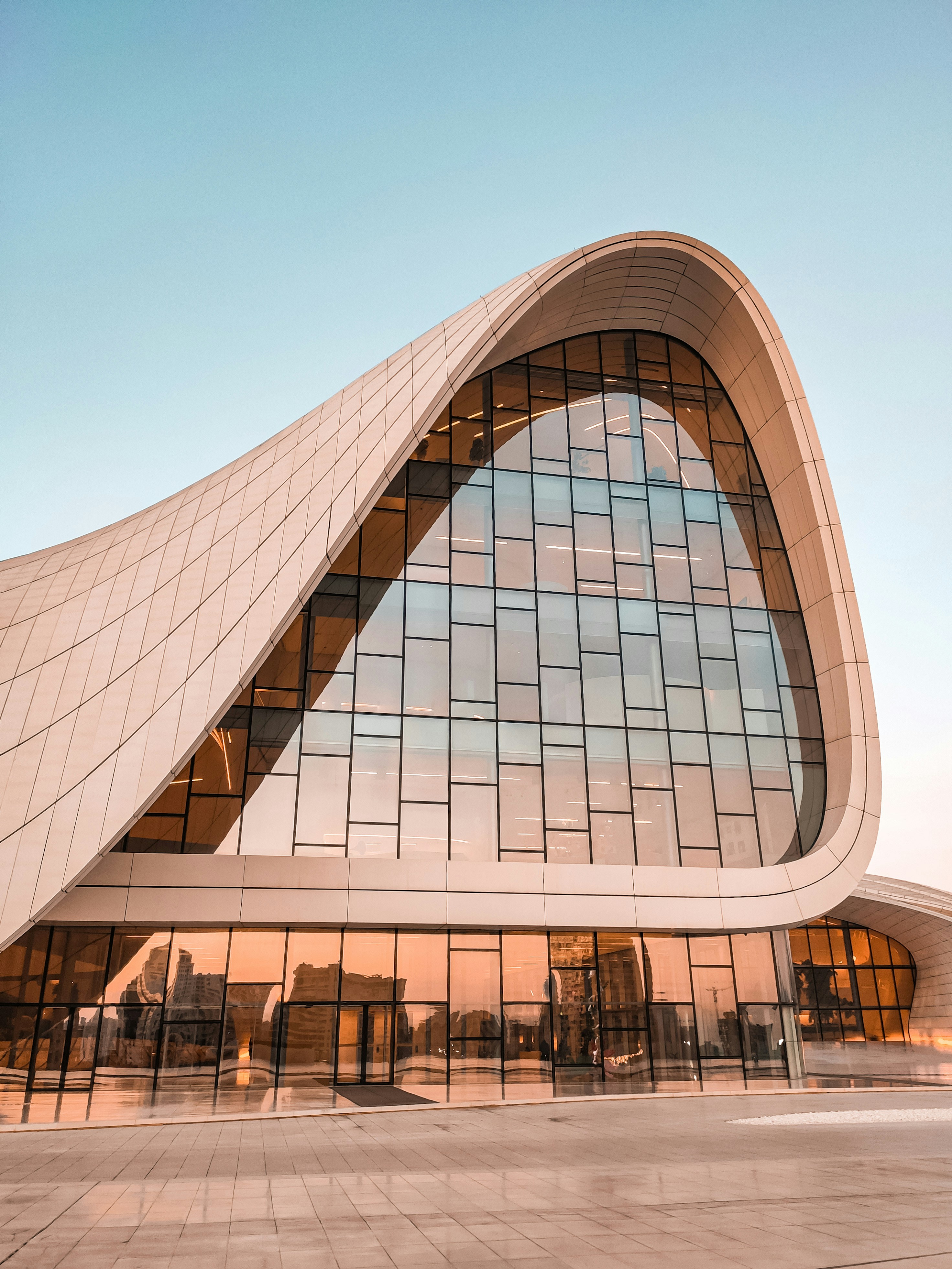 Bâtiment institutionnel contemporain — programme culturel à façade fluide et lumineuse