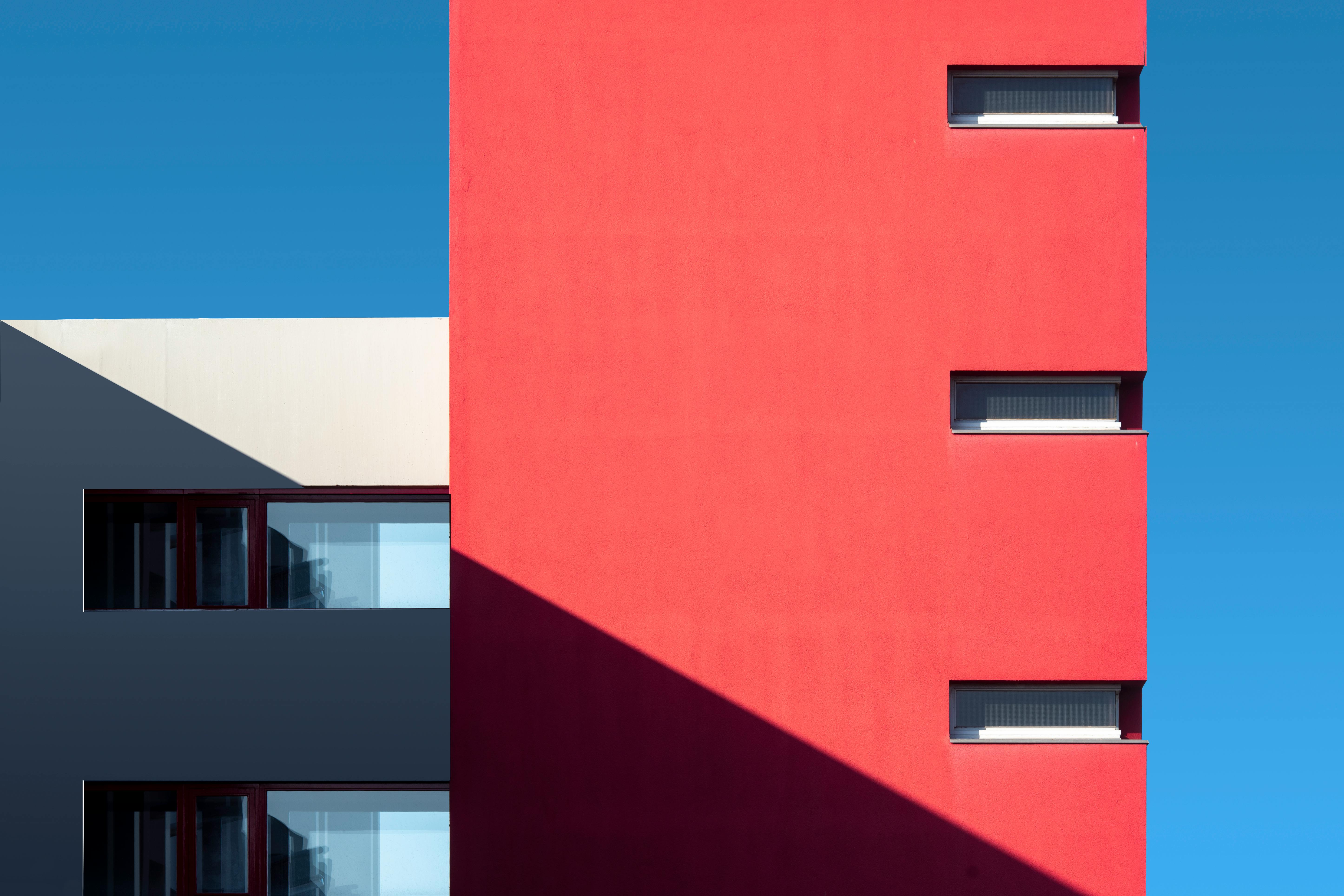 Équipement public signature — composition minimaliste graphique en rouge et blanc