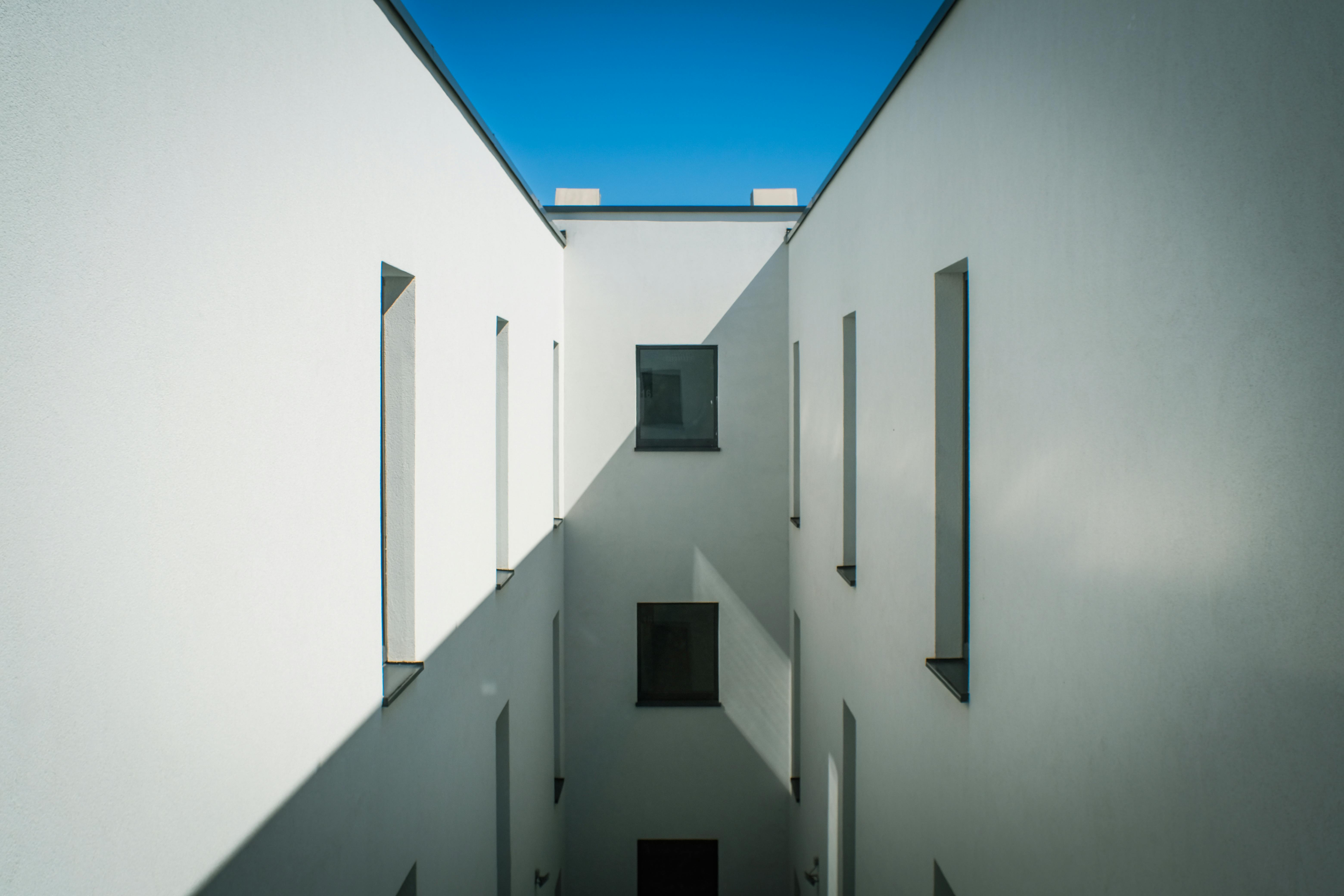 Patio architectural minimaliste — maîtrise des volumes, des proportions et de la lumière